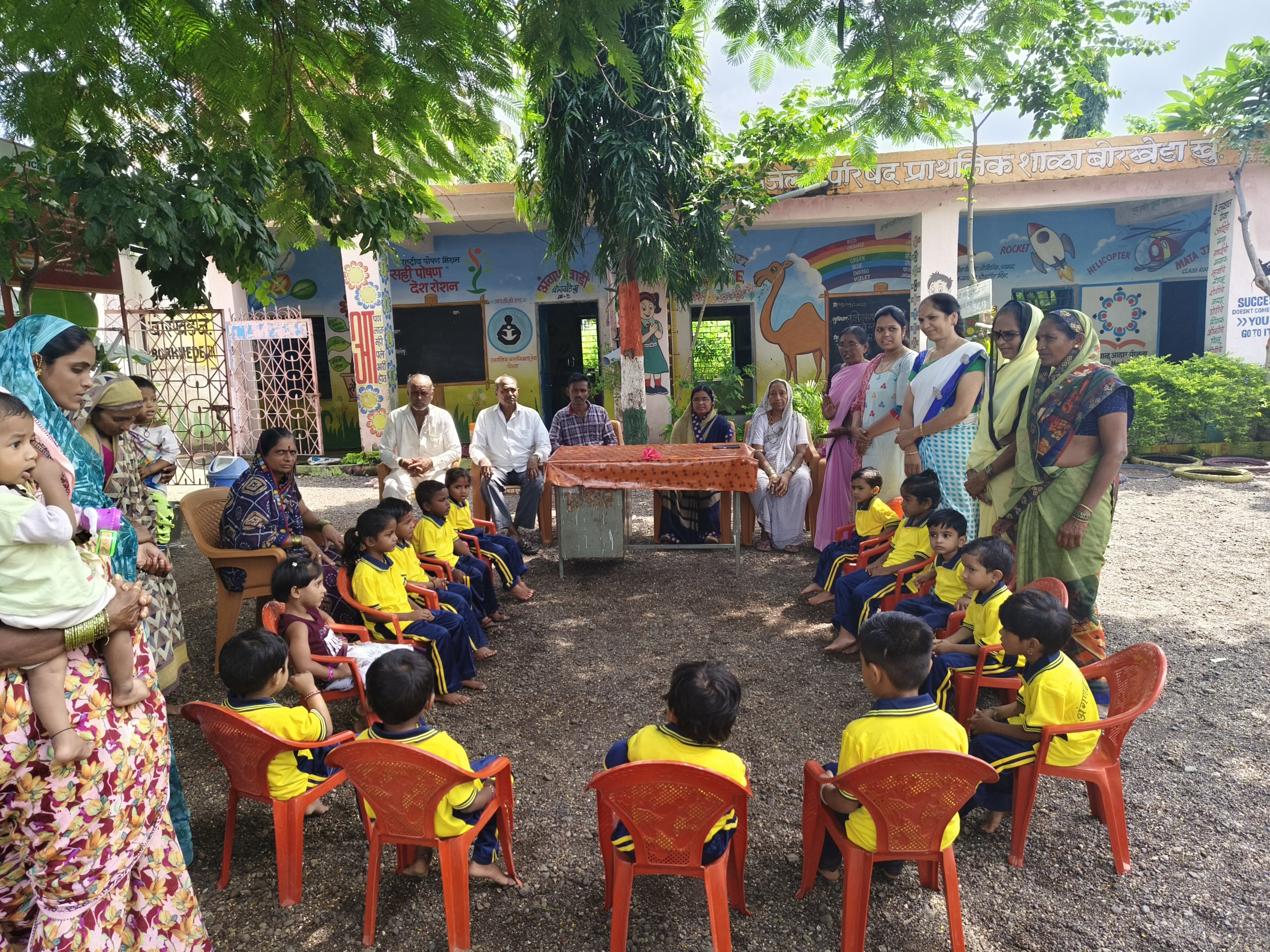 अंगणवाडी तील मुलांना ग्रामपंचायतिकडून 10% निधीतून ड्रेस देण्यात आले